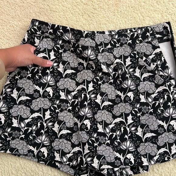 Black/gray pattern skort - Picture 5 of 6